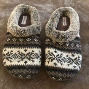 Women’s large Dearfoams slippers